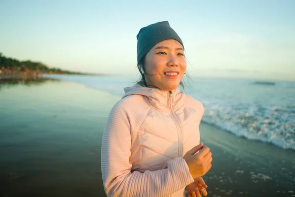 Chica Asiática Corriendo Playa Joven Atractiva Feliz Mujer China Haciendo —  Fotos de Stock