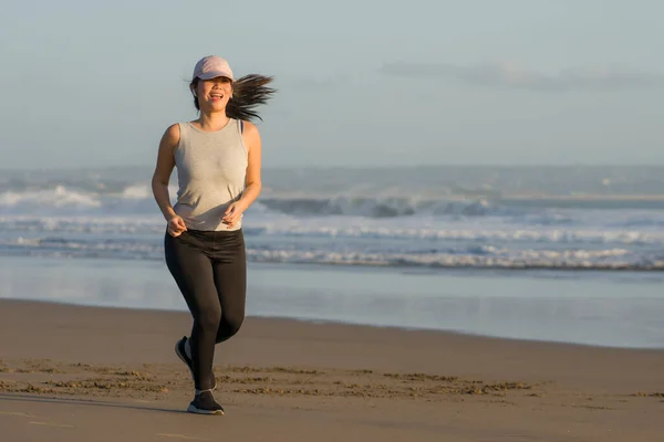 해변을 뛰어다니는 아시아인 매력적 아름다운 해변에서 건강과 달리기 생활을 즐기며 — 스톡 사진