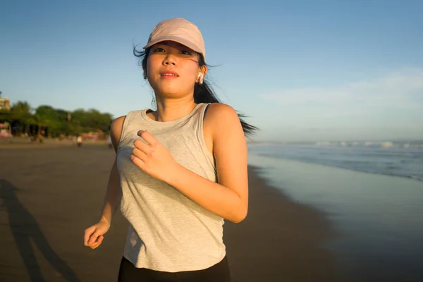 Азійська Дівчина Біжить Пляжі Молода Приваблива Щаслива Корейка Працює Прекрасному — стокове фото