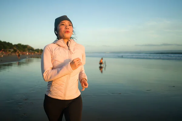 Chica Asiática Corriendo Playa Joven Atractiva Feliz Mujer Coreana Haciendo —  Fotos de Stock