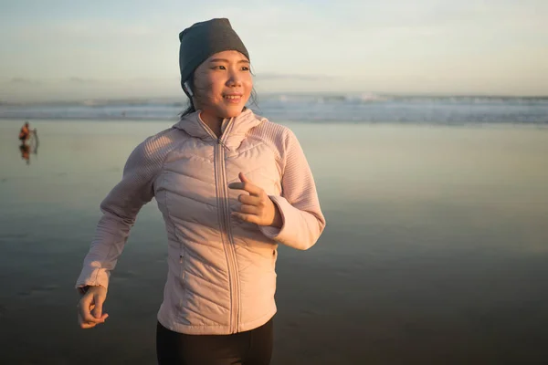 Chica Asiática Corriendo Playa Joven Atractiva Feliz Mujer Coreana Haciendo — Foto de Stock