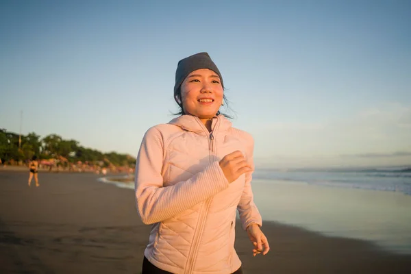 Chica Asiática Corriendo Playa Joven Atractiva Feliz Mujer Coreana Haciendo — Foto de Stock