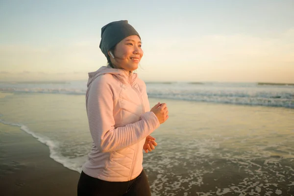 해변을 뛰어다니는 아시아인 매력적 아름다운 해변에서 건강과 달리기 생활을 즐기며 — 스톡 사진