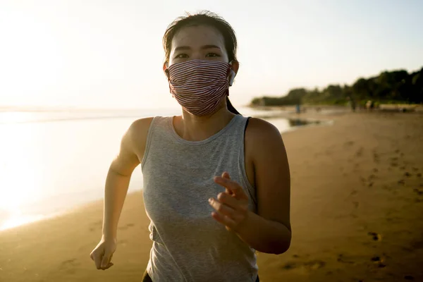 Normal Löpning Träning Asiatisk Flicka Ansiktsmask Ung Glad Och Attraktiv — Stockfoto