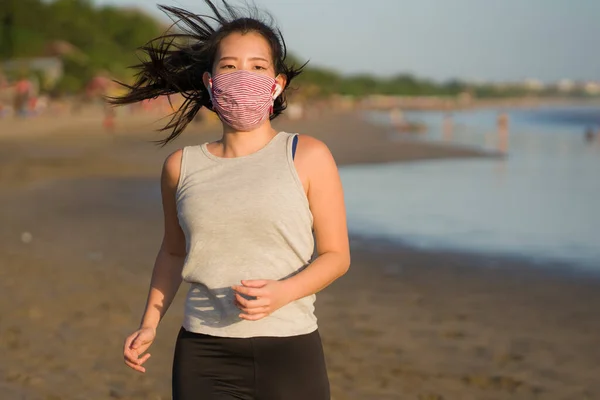 Normal Löpning Träning Asiatisk Flicka Ansiktsmask Ung Glad Och Vacker — Stockfoto