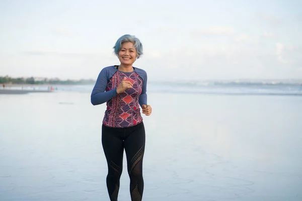 Yaşlarda Kumsalda Koşan Sağlıklı Orta Yaşlı Bir Kadın Gri Saçlı — Stok fotoğraf