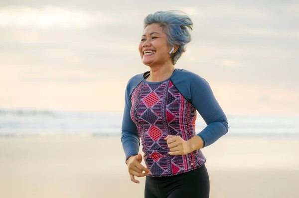 Mujer Forma Feliz Mediana Edad Corriendo Playa 40S 50S Atractiva —  Fotos de Stock
