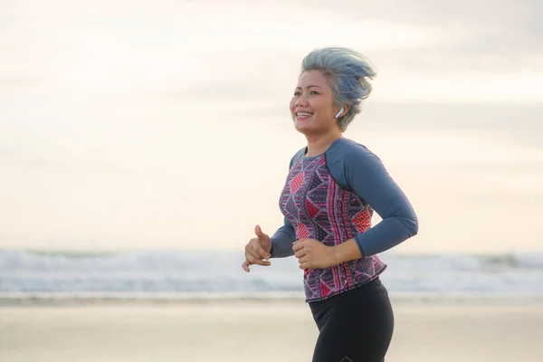 Mujer Forma Feliz Mediana Edad Corriendo Playa 40S 50S Atractiva —  Fotos de Stock