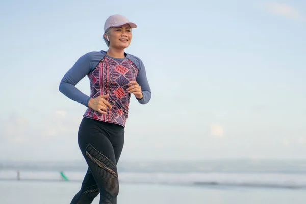 Mujer Forma Feliz Mediana Edad Corriendo Playa 40S 50S Atractiva —  Fotos de Stock