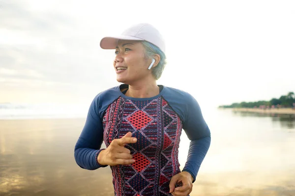 Ταιριάζει Και Ευτυχισμένη Μεσήλικη Γυναίκα Τρέχει Στην Παραλία Ελκυστική Ώριμη — Φωτογραφία Αρχείου