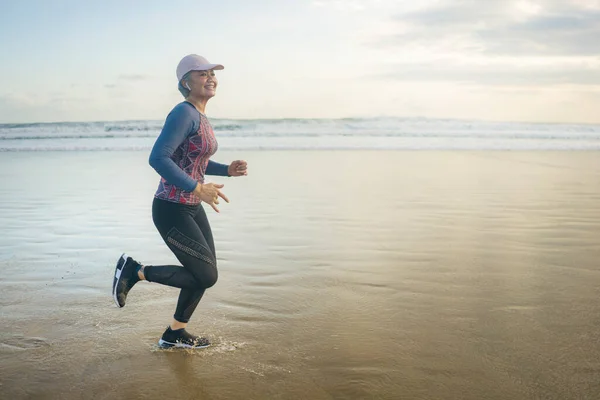Mujer Forma Feliz Mediana Edad Corriendo Playa 40S 50S Atractiva — Foto de Stock