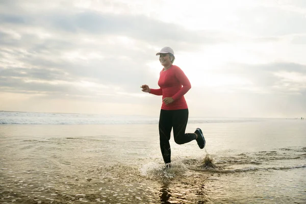 Mujer Forma Feliz Mediana Edad Corriendo Playa 40S 50S Atractiva — Foto de Stock