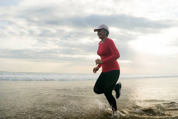 Mujer Forma Feliz Mediana Edad Corriendo Playa 40S 50S Atractiva — Foto de Stock