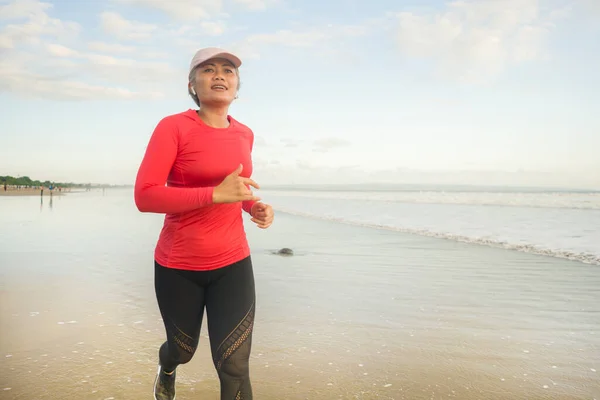 Mujer Forma Feliz Mediana Edad Corriendo Playa 40S 50S Atractiva — Foto de Stock