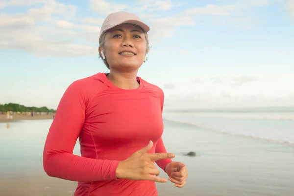 Підійде Щаслива Жінка Середнього Віку Біжить Пляжі Приваблива Зріла Дама — стокове фото