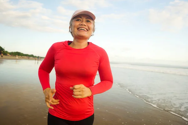 Mujer Forma Feliz Mediana Edad Corriendo Playa 40S 50S Atractiva — Foto de Stock