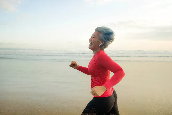 Yaşlarda Kumsalda Koşan Sağlıklı Orta Yaşlı Bir Kadın Gri Saçlı — Stok fotoğraf