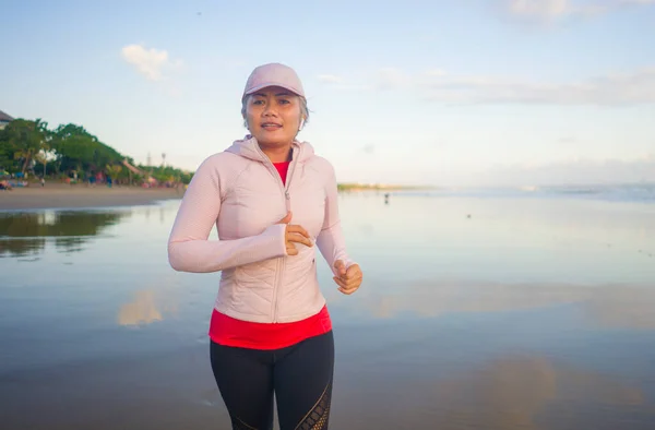 Mujer Forma Feliz Mediana Edad Corriendo Playa 40S 50S Atractiva — Foto de Stock