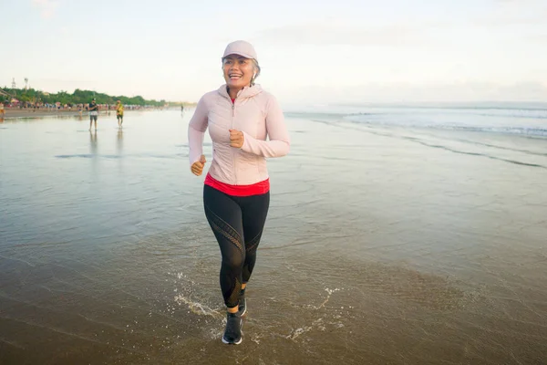 Ταιριάζει Και Ευτυχισμένη Μεσήλικη Γυναίκα Τρέχει Στην Παραλία Ελκυστική Ώριμη — Φωτογραφία Αρχείου