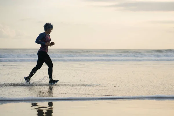 Silueta Mujer Mediana Edad Corriendo Playa Señora Madura Atractiva Años — Foto de Stock