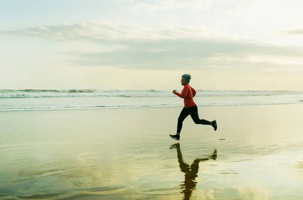 Silueta Mujer Mediana Edad Corriendo Playa Señora Madura Atractiva Años — Foto de Stock