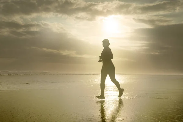 Silhouette Einer Frau Mittleren Alters Die Strand Läuft Den 40Er — Stockfoto