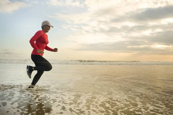 Silueta Mujer Mediana Edad Corriendo Playa Señora Madura Atractiva Años — Foto de Stock