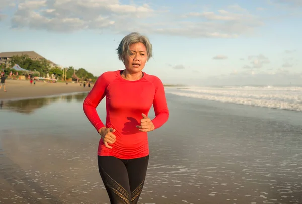 Ταιριάζει Και Ελκυστική Μεσήλικη Γυναίκα Που Τρέχει Στην Παραλία Ώριμη — Φωτογραφία Αρχείου