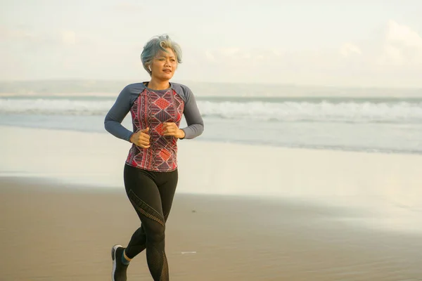 Mujer Forma Feliz Mediana Edad Corriendo Playa 40S 50S Atractiva — Foto de Stock