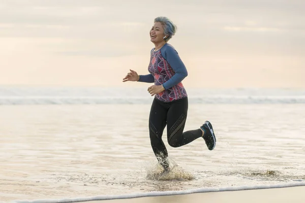 Mujer Forma Feliz Mediana Edad Corriendo Playa 40S 50S Atractiva — Foto de Stock