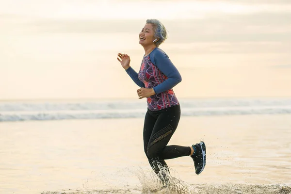 Mujer Forma Feliz Mediana Edad Corriendo Playa 40S 50S Atractiva — Foto de Stock