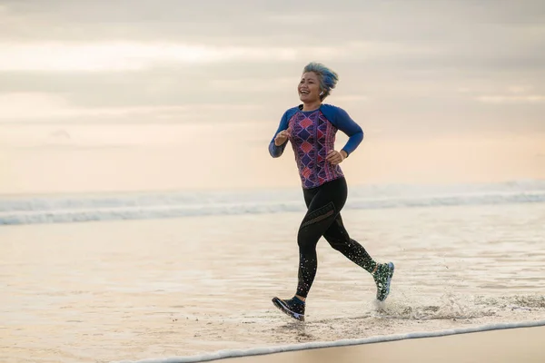 Mujer Forma Feliz Mediana Edad Corriendo Playa 40S 50S Atractiva — Foto de Stock