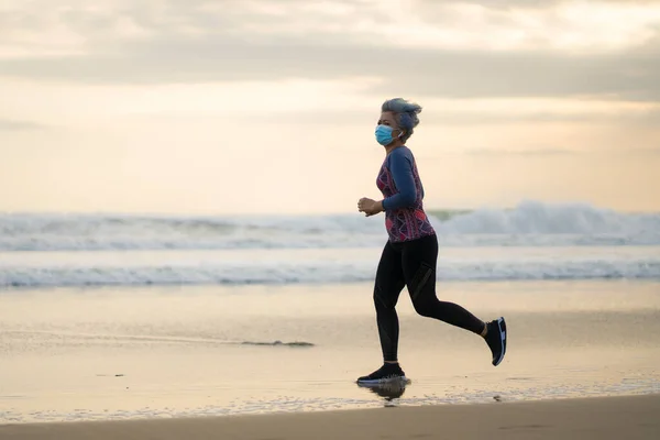 Nuevo Entrenamiento Funcionamiento Normal Con Mascarilla Facial Atractiva Feliz Mujer — Foto de Stock