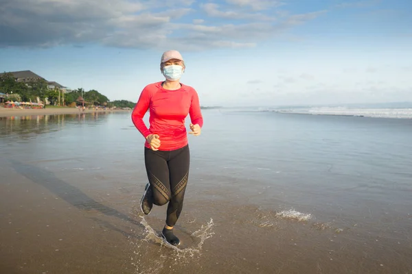 Normal Löpning Träning Med Ansiktsmask Attraktiv Och Glad Medelålders Kvinna — Stockfoto