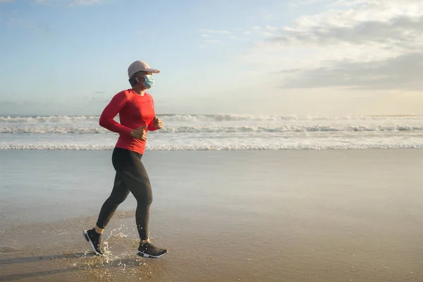 Normal Löpning Träning Med Ansiktsmask Attraktiv Och Glad Medelålders Kvinna — Stockfoto