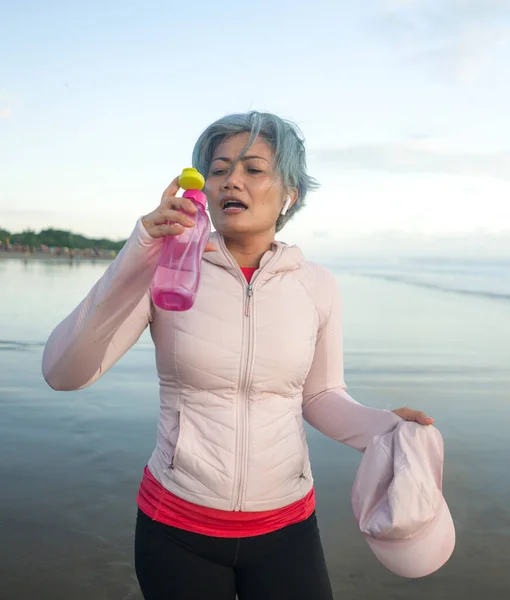 Feliz Cansado Sediento Mujer Mediana Edad Beber Agua Después Playa — Foto de Stock