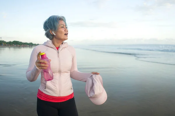 Feliz Cansado Sediento Mujer Mediana Edad Beber Agua Después Playa — Foto de Stock