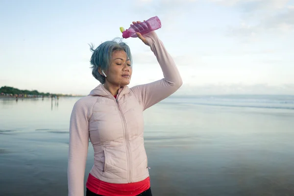 Feliz Mujer Mediana Edad Cansada Sedienta Beber Verter Agua Cabeza — Foto de Stock