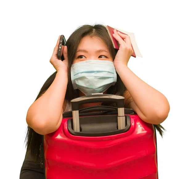 Normal Resa Ung Glad Och Vacker Asiatisk Koreansk Kvinna Ansiktsmask — Stockfoto