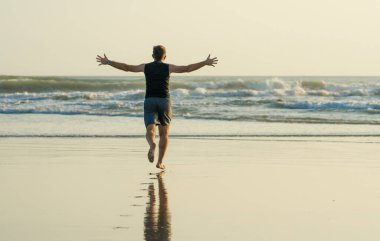 İnsan silueti kollarını açıp denize doğru koşuyor. 19. kabustan sonra kendini özgür ve mutlu hissediyor.