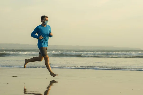 Normal Strand Jogging Träning Ung Passform Och Attraktiv Man Ansiktsmask — Stockfoto