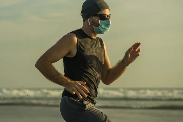 Yeni Normal Plaj Koşusu Egzersizi Sağlıklı Yaşam Tarzı Konseptinde Özgür — Stok fotoğraf