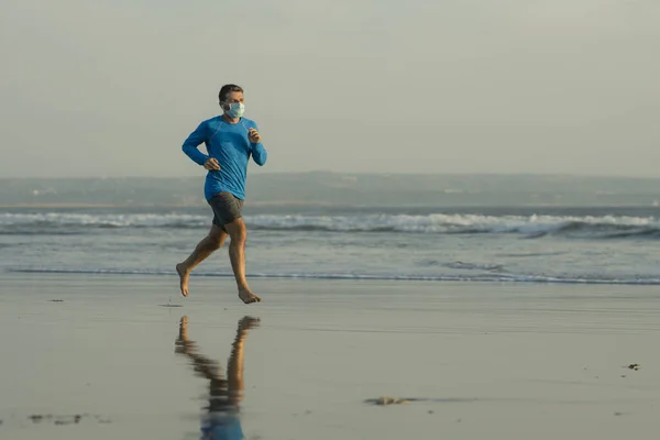 Neues Normales Strand Lauftraining Weitwinkelblick Auf Einen Jungen Fitten Und — Stockfoto