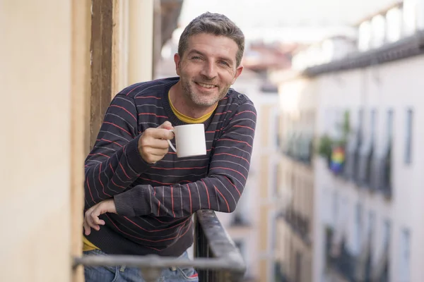 30S 40S Atractivo Feliz Hombre Casa Balcón Relajado Alegre Disfrutando — Foto de Stock