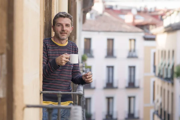 30S 40S Atractivo Feliz Hombre Casa Balcón Relajado Alegre Disfrutando — Foto de Stock