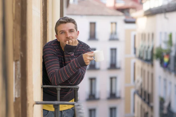 30S 40S Atractivo Feliz Hombre Casa Balcón Relajado Alegre Disfrutando — Foto de Stock