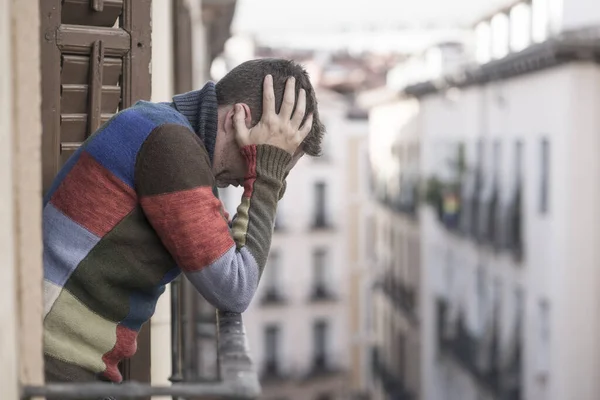 Estilo Vida Urbano Retrato Emocional Hombre Joven Atractivo Deprimido Casa — Foto de Stock