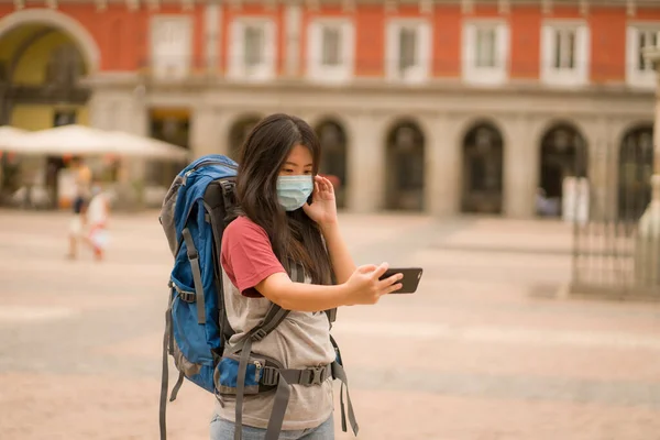 Nya Normala Semesterresor Europa Ung Glad Och Vacker Asiatisk Kinesisk — Stockfoto