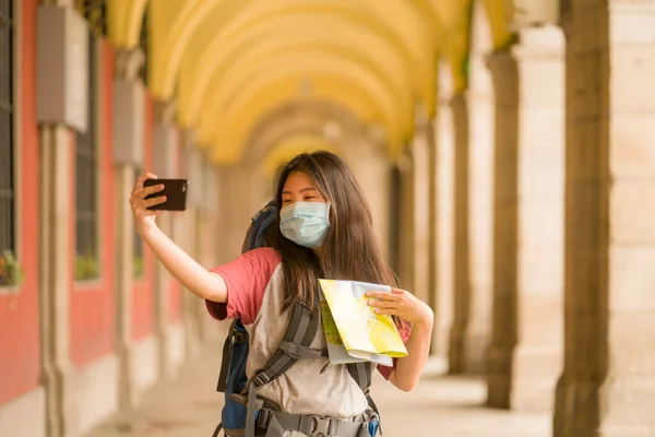 Nya Normala Semesterresor Europa Ung Glad Och Vacker Asiatisk Kinesisk — Stockfoto