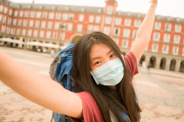 Nya Normala Semesterresor Europa Ung Glad Och Vacker Asiatisk Kinesisk — Stockfoto